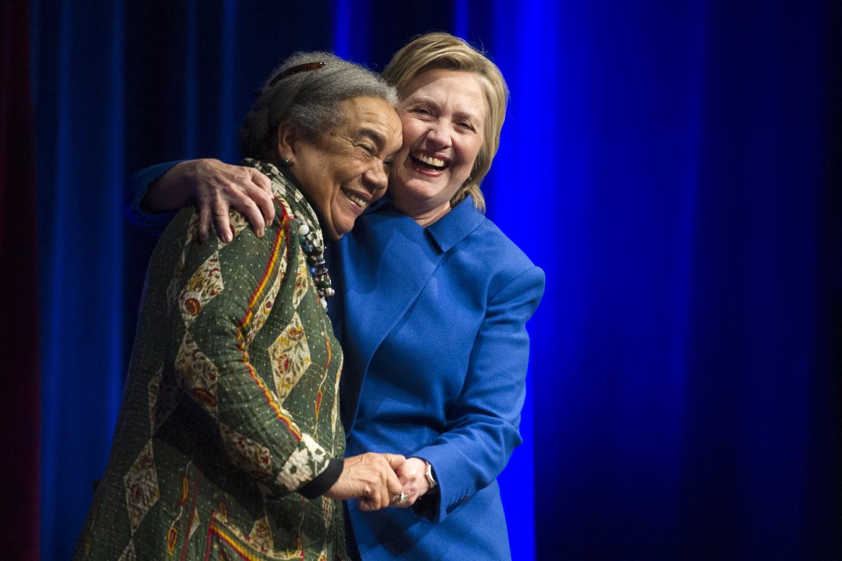 Penampilan Pertama Hillary Clinton Selepas Kalah Menentang Trump Mendapat Perhatian Umum!