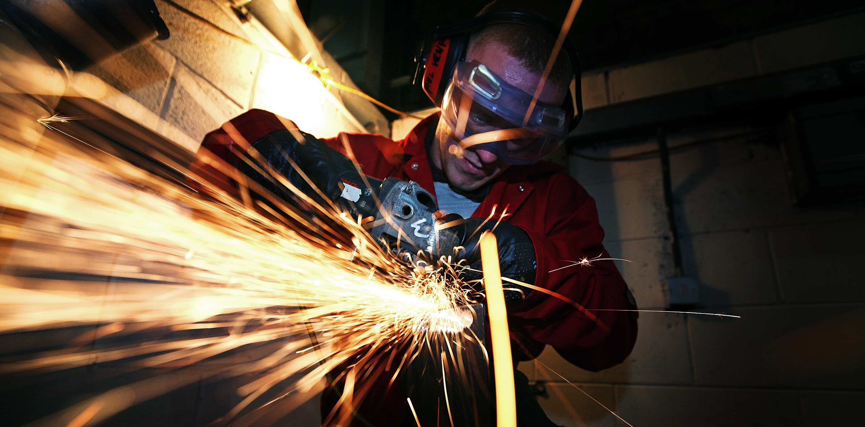 Kejatuhan Sektor Pembuatan UK yang Tidak Dijangka