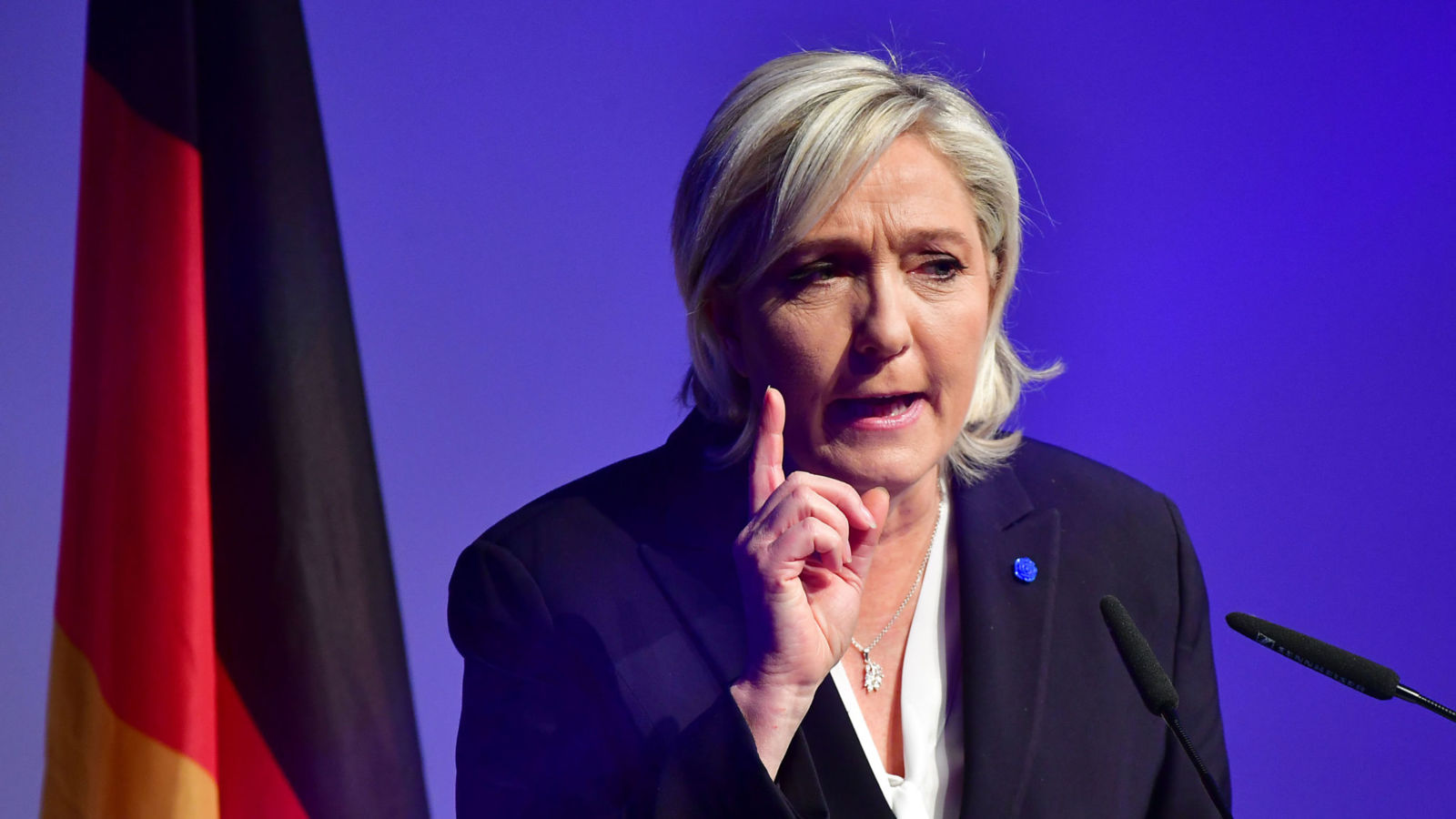 Macron Adalah Calon Presiden yang Dikawal “Rothschild” – Le Pen