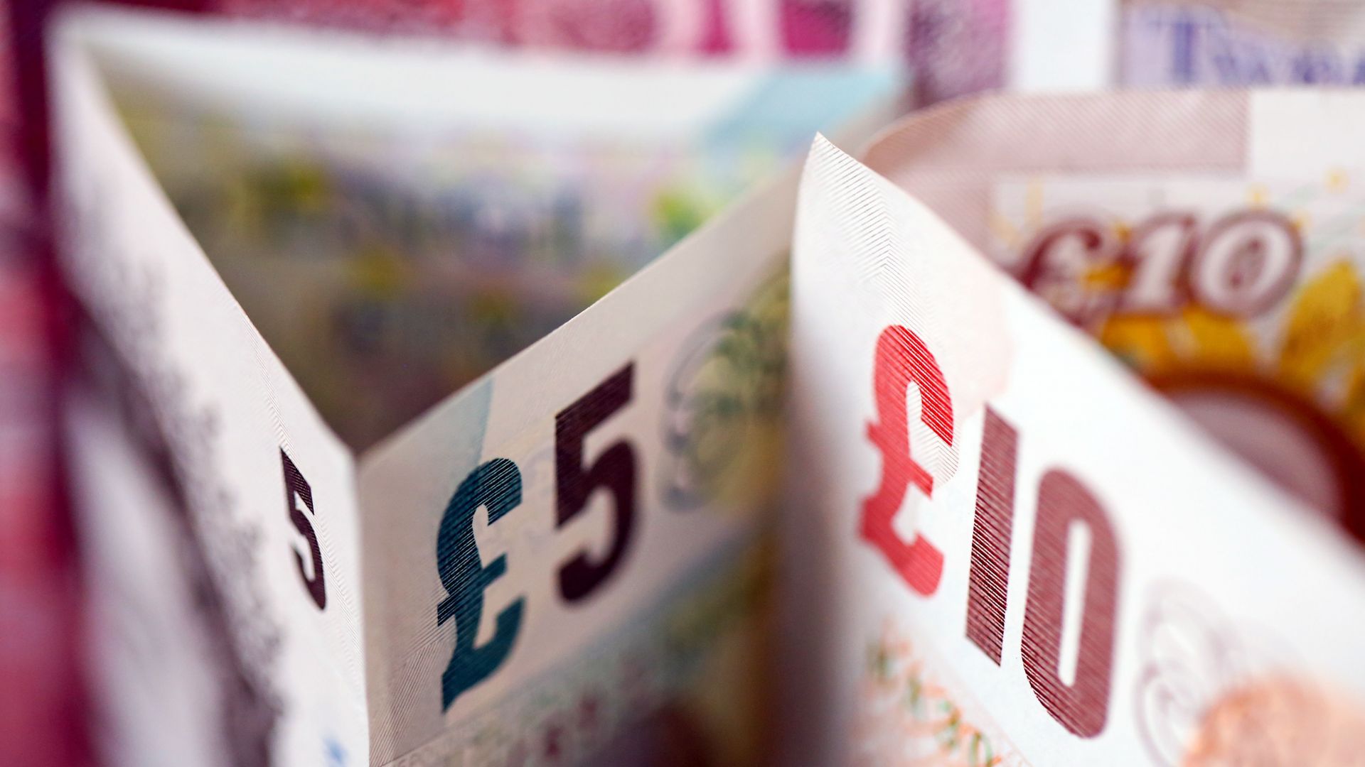Pertempuran yang Semakin Sengit Menjelang Pilihanraya UK Punca Pound Menjunam