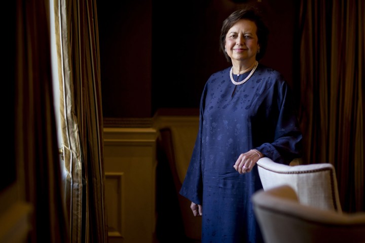 Gabenor Berbaju Kurung Kebanggaan Rakyat Malaysia : Zeti Rangkul Satu Lagi Anugerah Beprestij