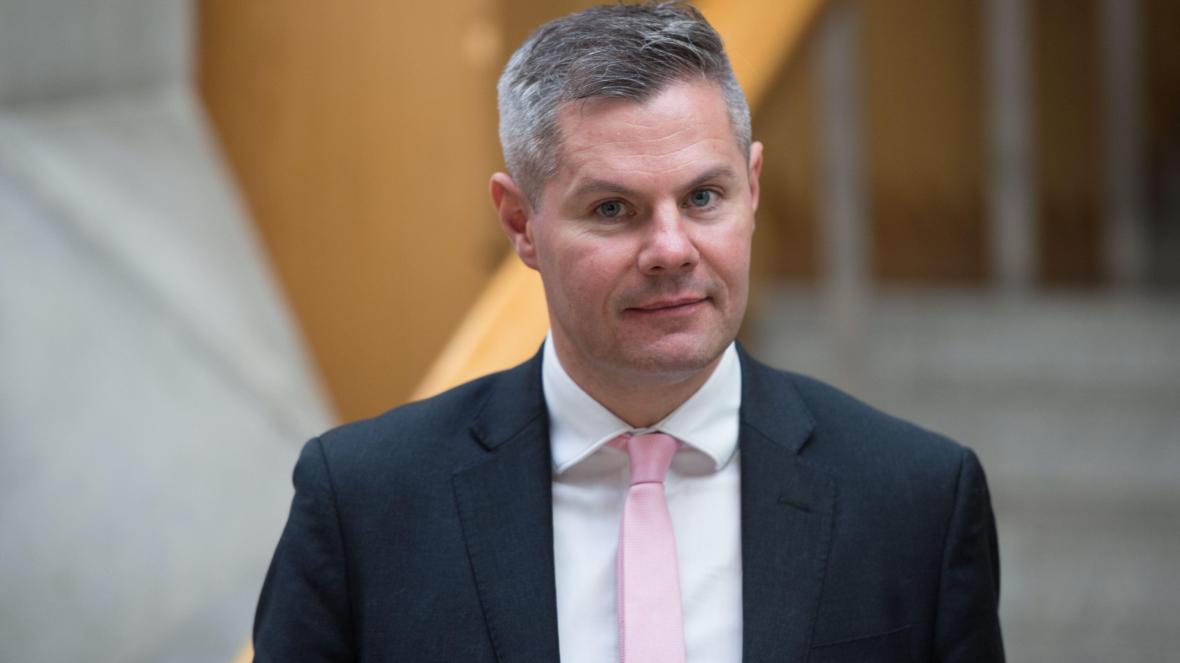 Gara-gara Lebih Daripada 270 Mesej Yang Dihantar, Menteri Kewangan Scotland Letak Jawatan!