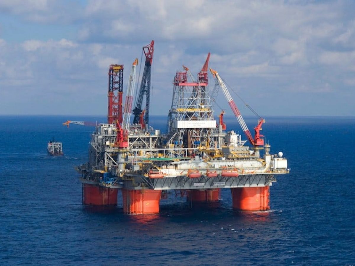 Ini Yang Terjadi Pasaran Minyak Selepas Taufan Laura Melanda