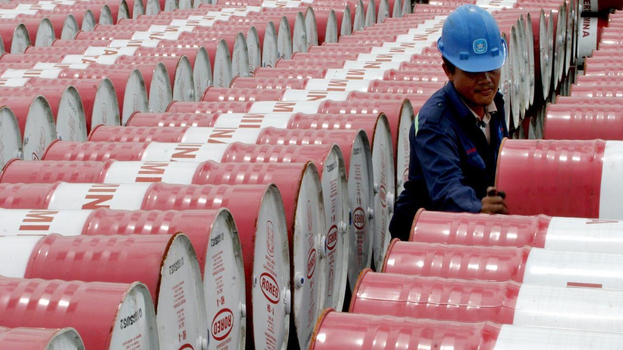 Harga Minyak Junam Lebih Rendah