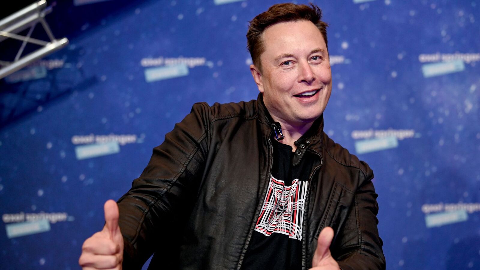 Musk Jual Lagi $930 Juta Saham Tesla?