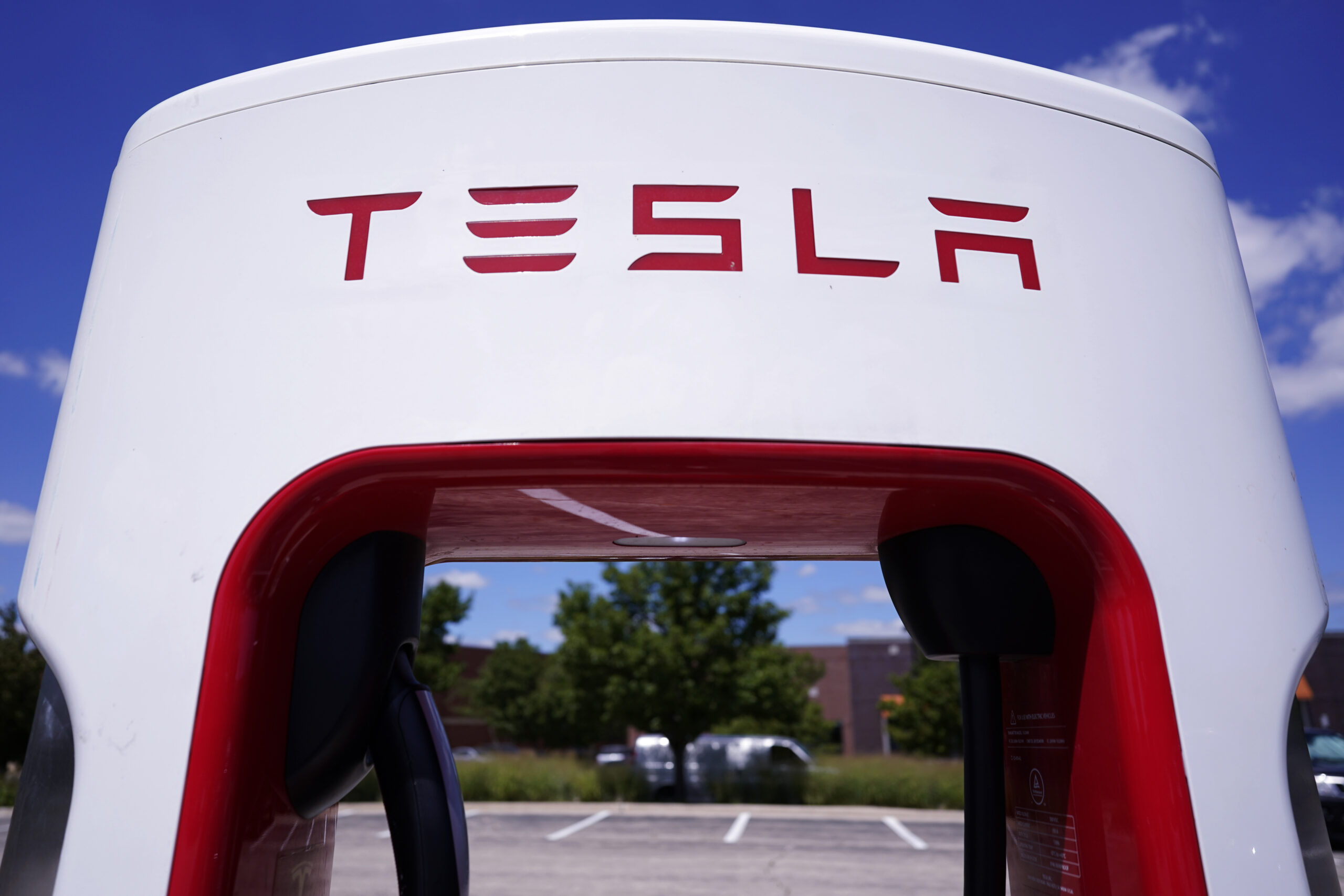 Tesla Habis Bateri, Sahamnya Junam 69% Setakat 2022