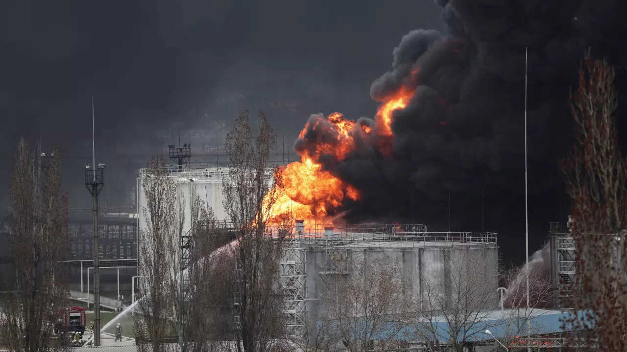 Konflik Perang Rusia-Ukraine Kembali Hangat, Loji Penapisan Minyak Ryazan Terbakar