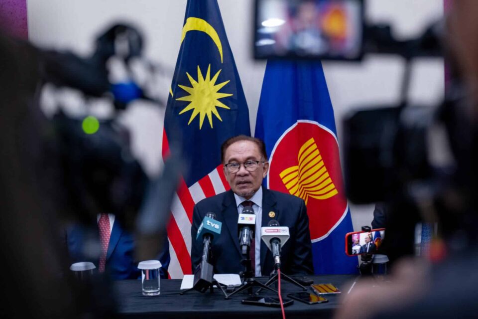 “ASEAN Perlu Luaskan Hubungan di Tengah Perang Dagang AS-China, Malaysia Kekal Berkecuali” – PM Anwar