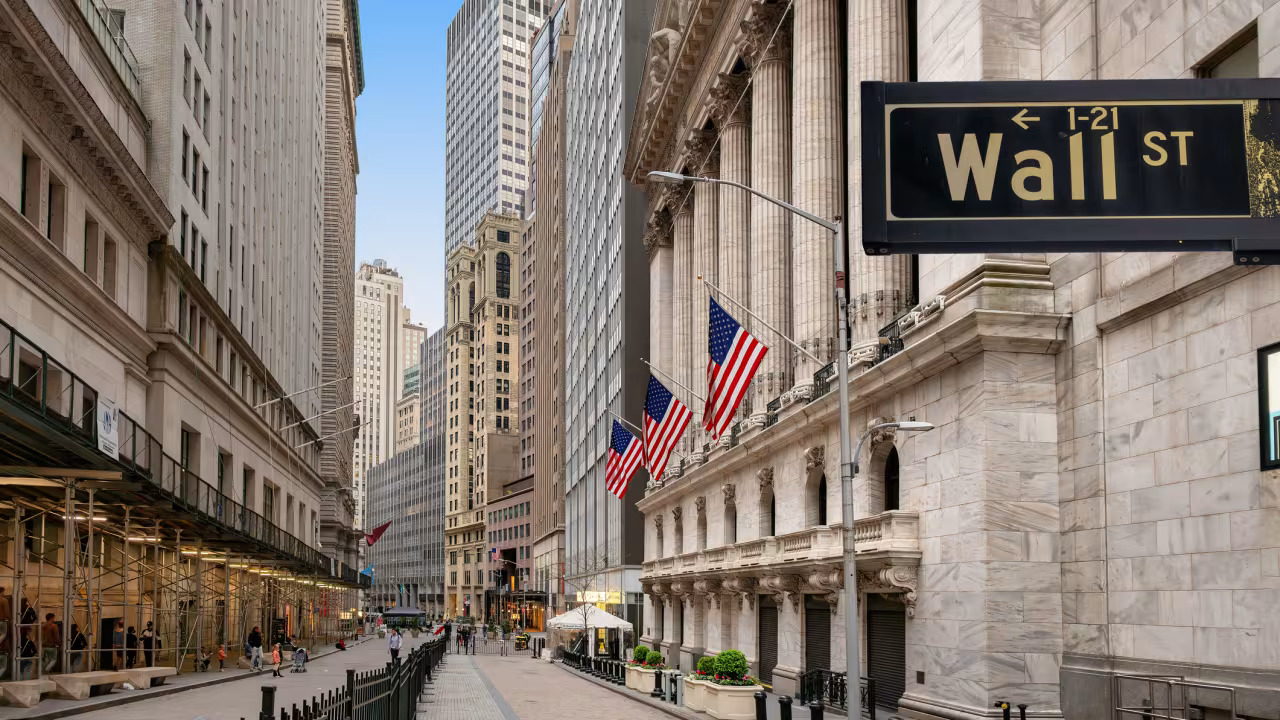 Wall Street Ditutup Lebih Rendah, Data Penting AS Diterbitkan Minggu Ini!