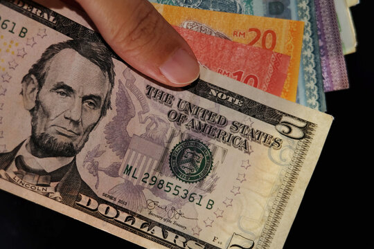 Ringgit Dibuka Tinggi Pada 3.96 Berbanding USD