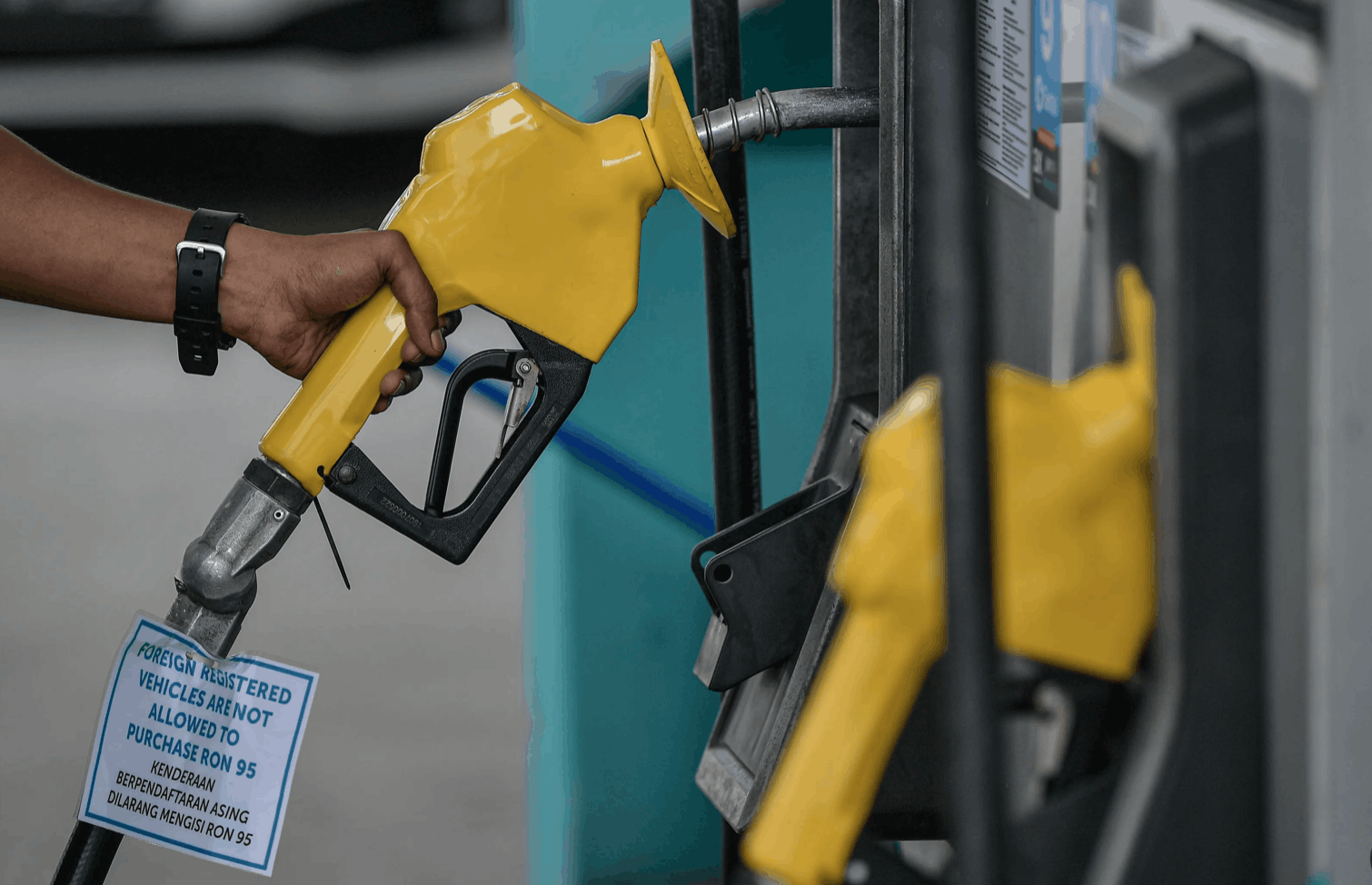 Kerajaan Kini Tersangkut dalam Dilema Subsidi Ron95