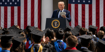 Trump Mahu Graduan Asing Bayar Yuran $100,000 Untuk Bekerja Di Amerika