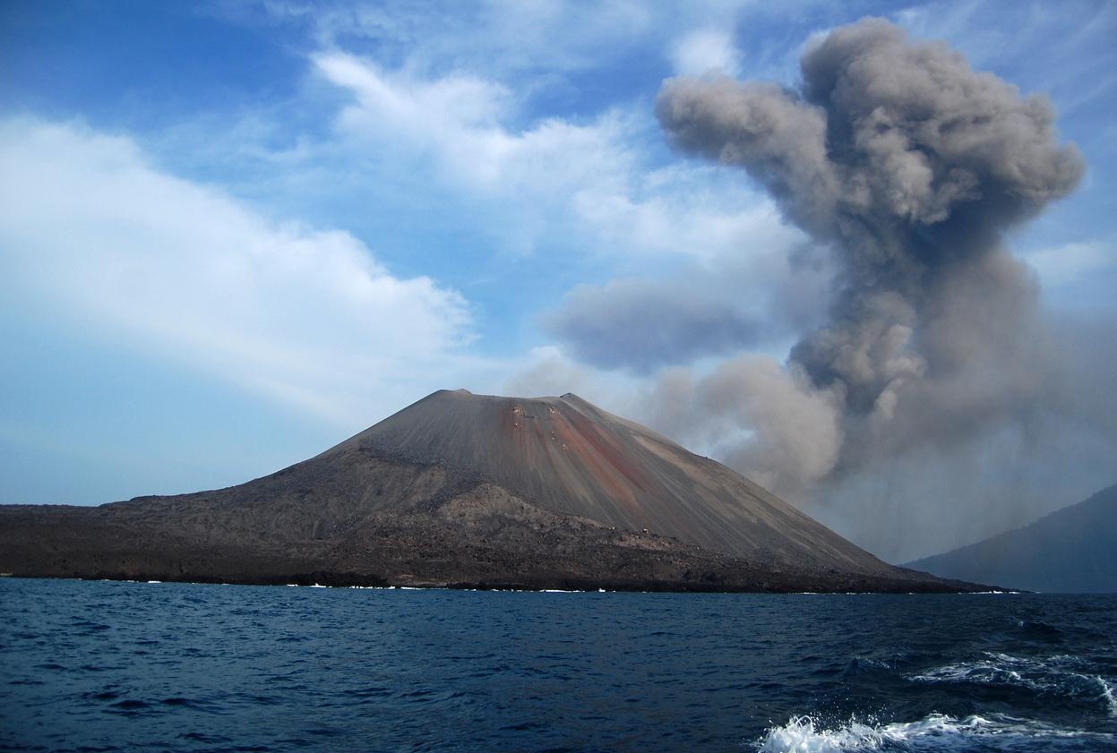 Abu Anak Krakatau Ganggu Ruang Udara, 20 Penerbangan Malaysia-Jakarta Dibatalkan