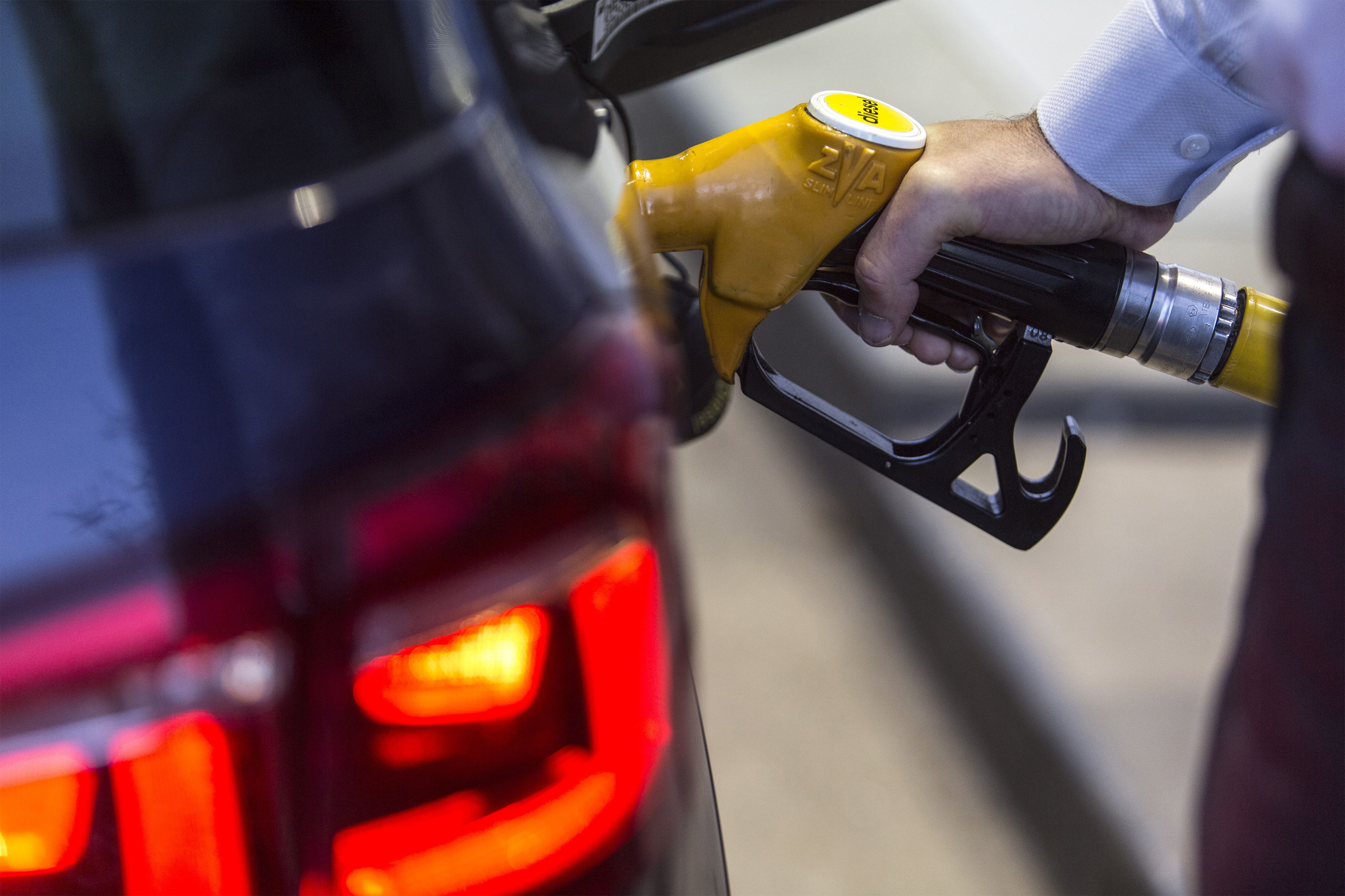 Kejatuhan Terbesar Minyak Mentah Global Sejak Lima Bulan Lepas