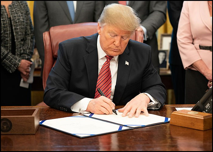 Trump Tandatangan Perjanjian, Dalam Usaha Hasilkan Ubatan Sendiri!