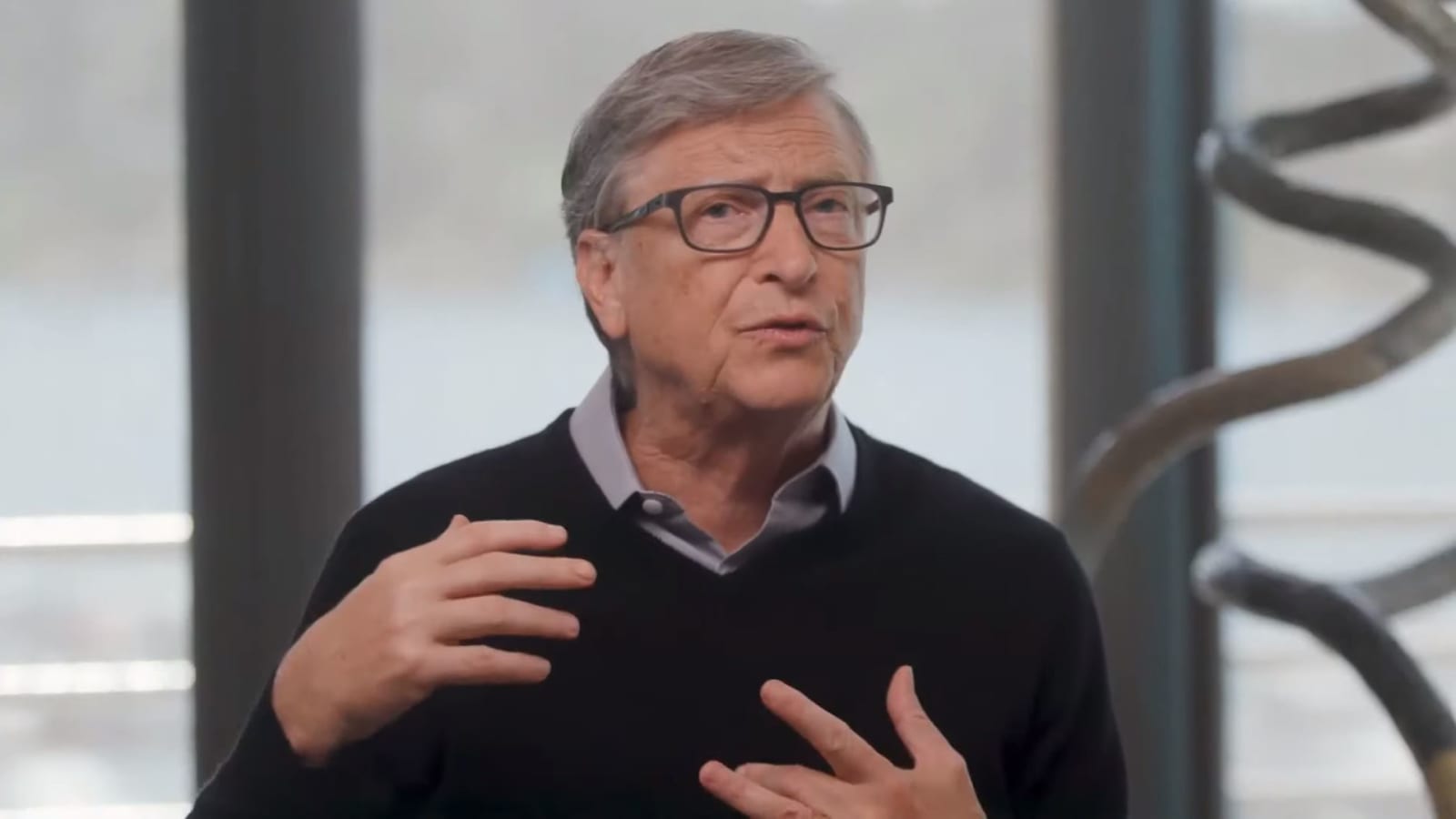 Bill Gates Tepuk Dahi Dikaitkan Dengan Konspirasi COVID-19 Lagi