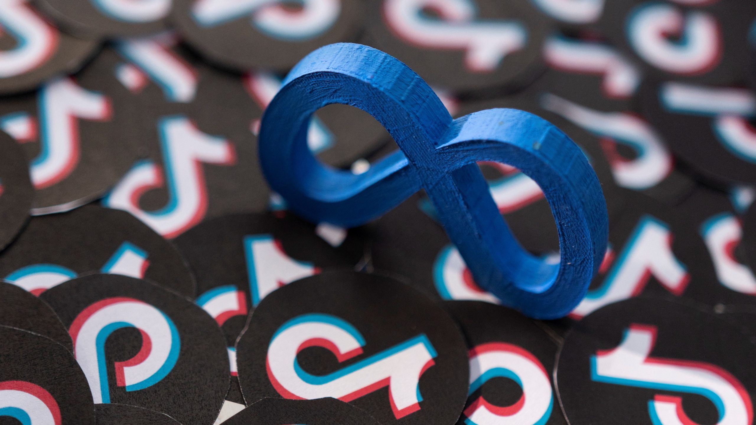 Facebook & TikTok Rupanya Beroperasi Secara Haram Di Jepun, Dattebayo!