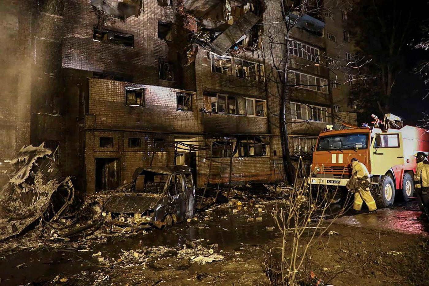 Jet Pejuang Rusia Terhempas Rempuh Apartment, 13 Terbunuh