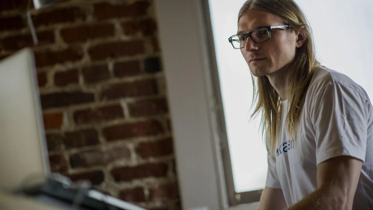 Kantoi Bersalah? FBI Serbu Rumah Bekas CEO Kraken!