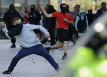 Kenapa Rusuhan Ganas Sedang Melanda UK Sekarang Ini?