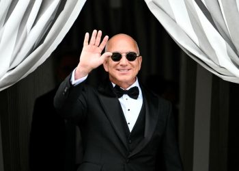 Baru Kahwin, Jeff Bezos Dah Jual $5.4 Bilion Saham Amazon?