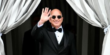 Baru Kahwin, Jeff Bezos Dah Jual $5.4 Bilion Saham Amazon?