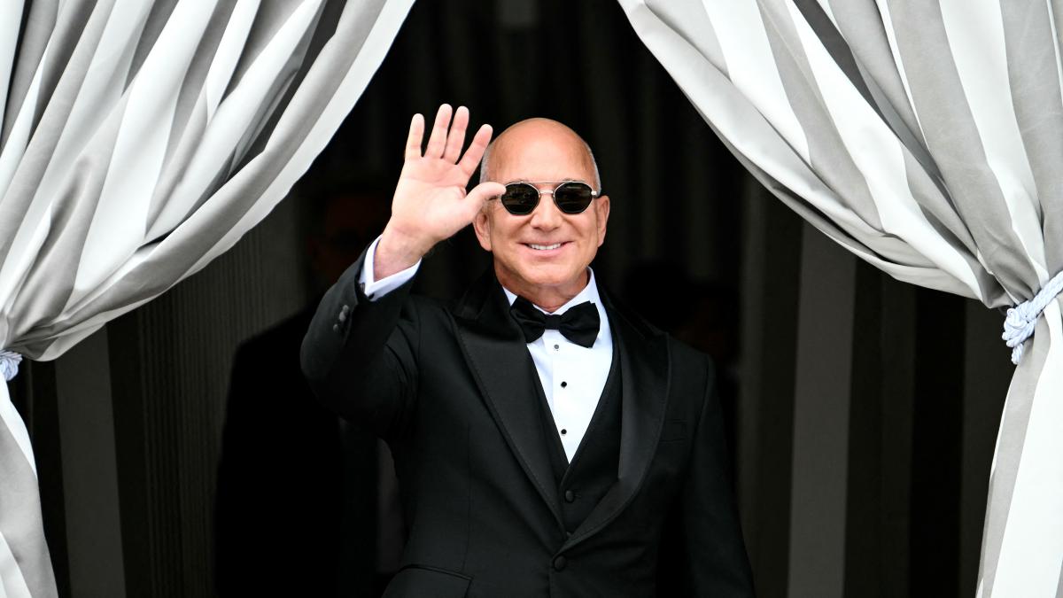 Baru Kahwin, Jeff Bezos Dah Jual $5.4 Bilion Saham Amazon?