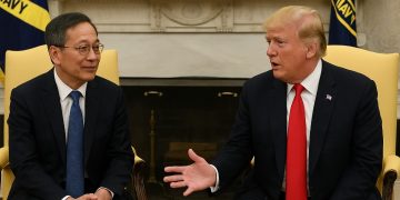 Semalam Kecam, Harini Trump Tersenyum Bersama CEO Intel Di White House?