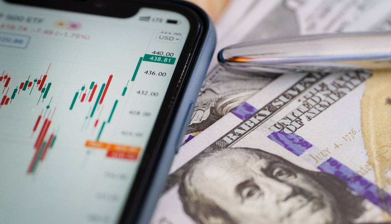 Pasaran Saham Melonjak Dipacu Jangkaan Pemotongan Kadar Faedah!