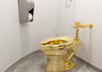 Tandas Emas 18 Karat Maurizio Cattelan Bakal Dilelong Di New York!