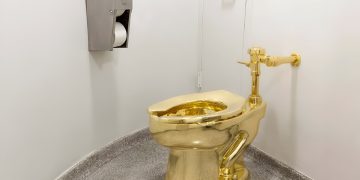 Tandas Emas 18 Karat Maurizio Cattelan Bakal Dilelong Di New York!