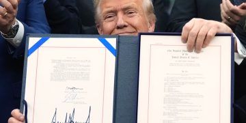 US Dolar Kekal Lemah Selepas Trump Tandatangan RUU Pembiayaan Kerajaan