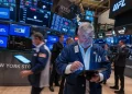 Wall Street Kekal Stabil Meskipun Saham Teknologi Menjunam