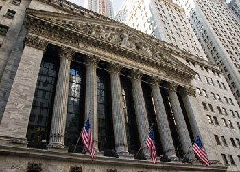 Indeks Utama Wall Street Tertekan, EU Pertimbang Balas Tarif Trump?