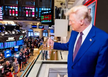 Wall Street Stabil, Trump Cabar Tarif Lebih Tinggi!