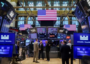 Indeks S&P 500 & Nasdaq Merosot, Dow Jones Meningkat