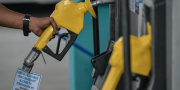 Kerajaan Kini Tersangkut dalam Dilema Subsidi Ron95