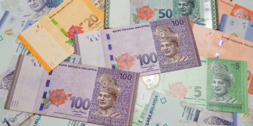 Ringgit Mengukuh Berbanding USD, Disokong Harga Minyak Rendah
