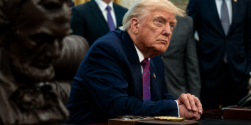 Ringkasan Pagi: Serangan Houthi, Ugutan Trump, Yen Merudum