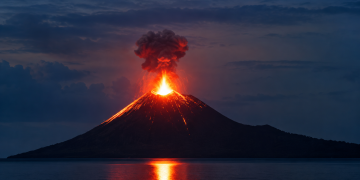 ‘Bapak’ Krakatau Pernah Musnah Pada 1883, Kini Anaknya Pula Mengamuk!