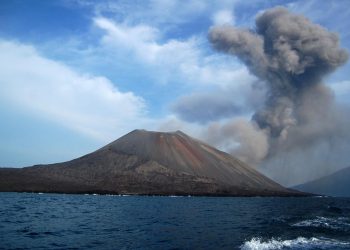 Abu Anak Krakatau Ganggu Ruang Udara, 20 Penerbangan Malaysia-Jakarta Dibatalkan