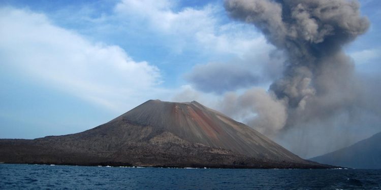 Abu Anak Krakatau Ganggu Ruang Udara, 20 Penerbangan Malaysia-Jakarta Dibatalkan